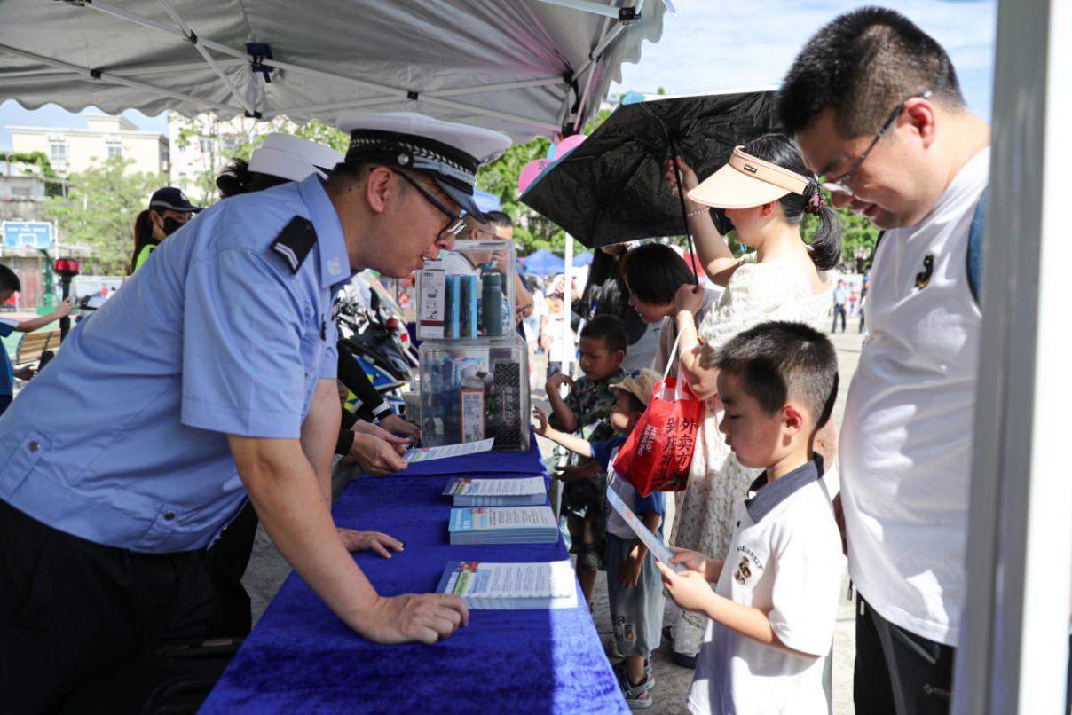 群众和民警合影留念 开放日现场群众与民警互动