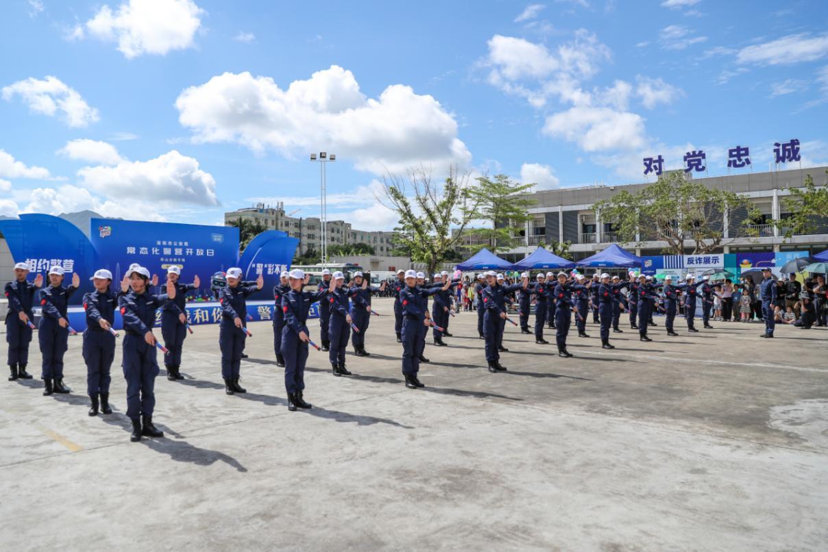 开放日现场少警进行队列表演开放日现场铁骑表演