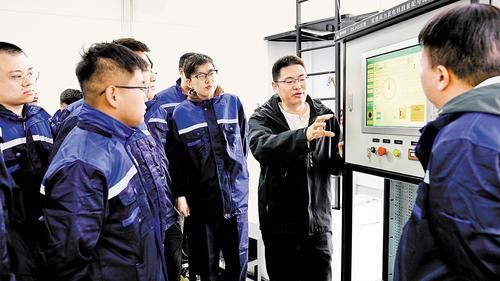 5月6日，学员在张北县公共实训基地学习风电运维知识。 吴孟忱摄
