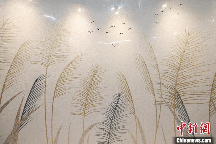 图为工人用各类贝壳制成的装饰背景墙。王会治 摄