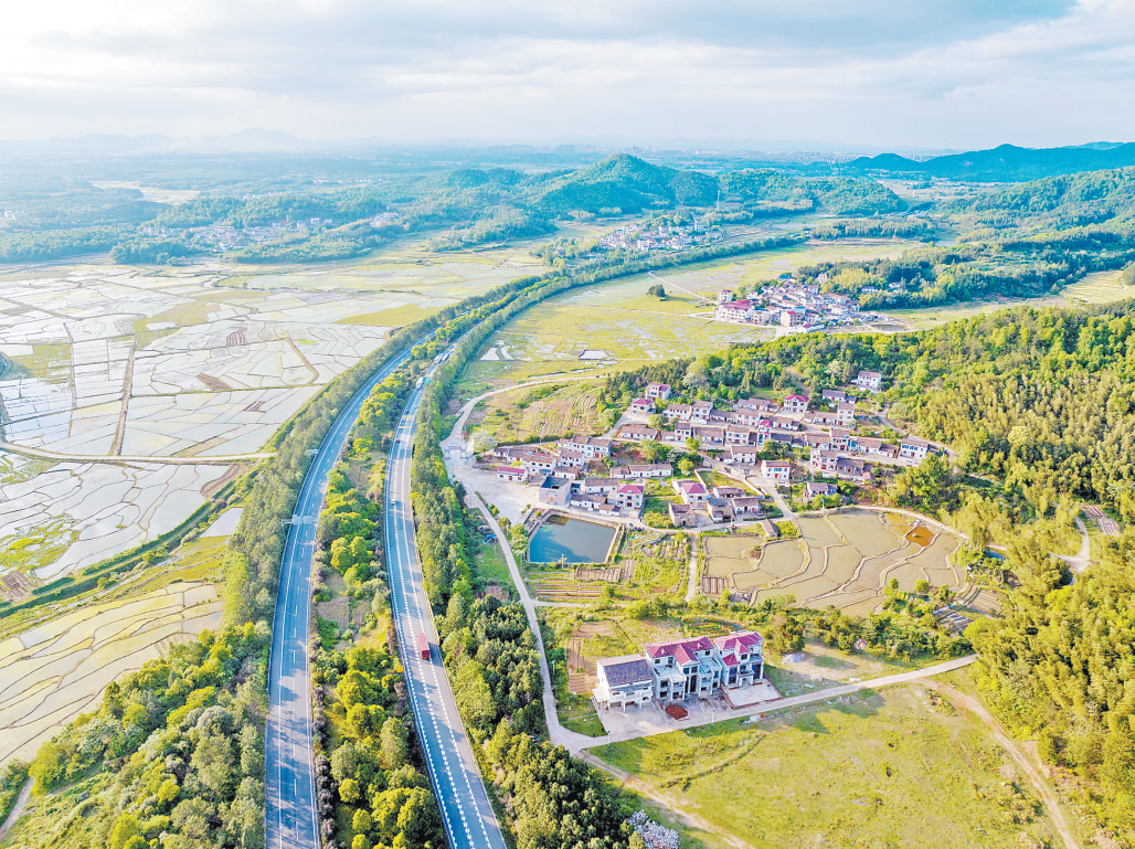 金溪县：通途织锦 路兴农旺（图）