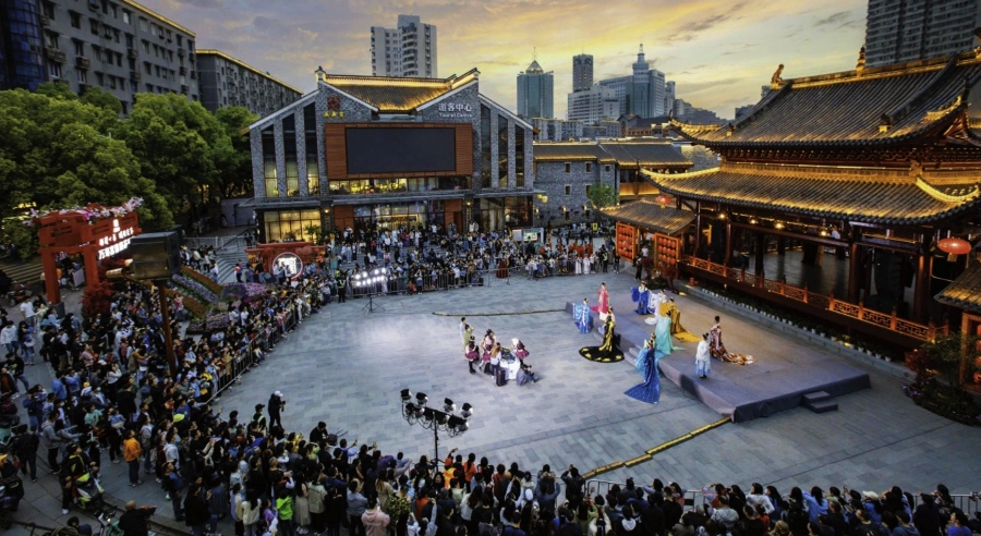 万寿宫历史文化街区人潮涌动。