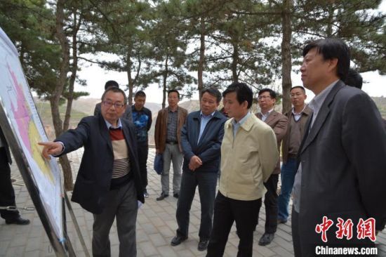 图为郭锐(左一)汇报庆阳南小河沟水土保持国家科技示范园建设规划。(资料图)受访者供图