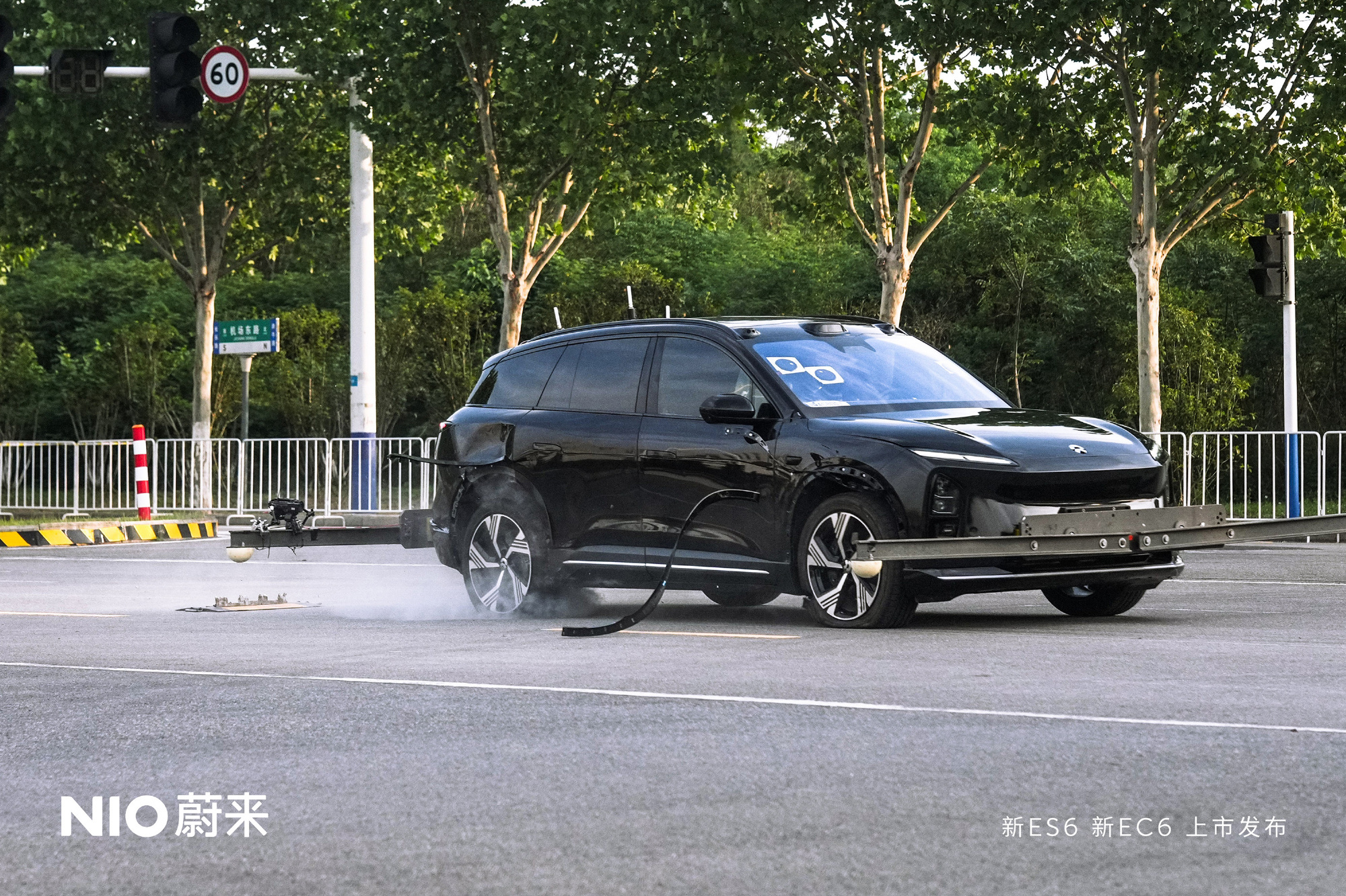 2025款蔚来ES6/EC6发布:新增高速爆胎安全控制,李斌现场演示