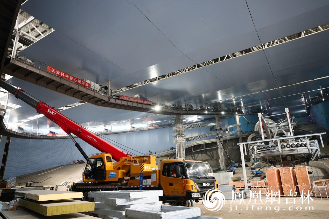 长春市影视文创孵化园二期项目现场正在进行设备安装。