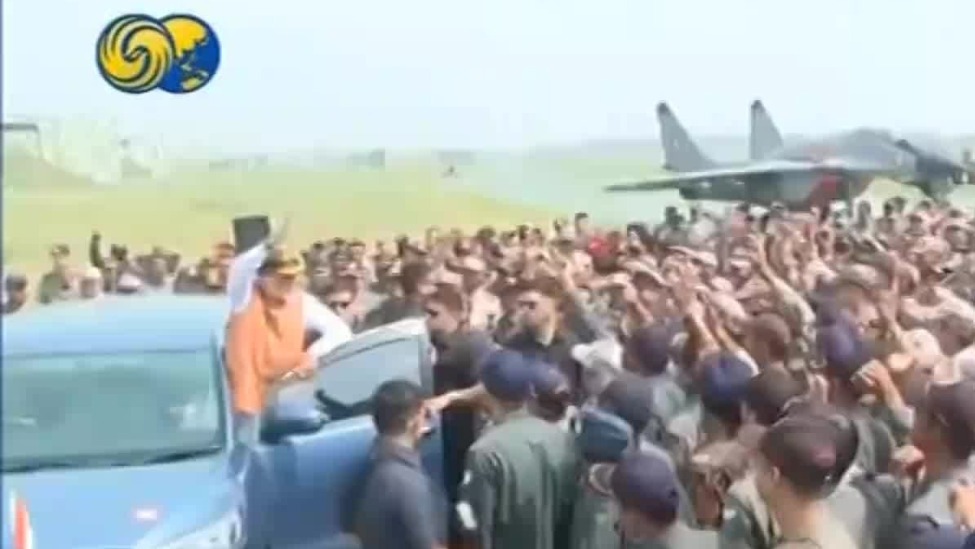 莫迪视察空军基地，与士兵一起喊“印度万岁”