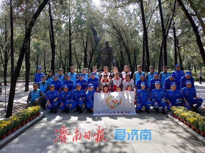 为烈士墓碑“描金”,让英雄事迹赓续!他们,描出一座座崭新“金碑”