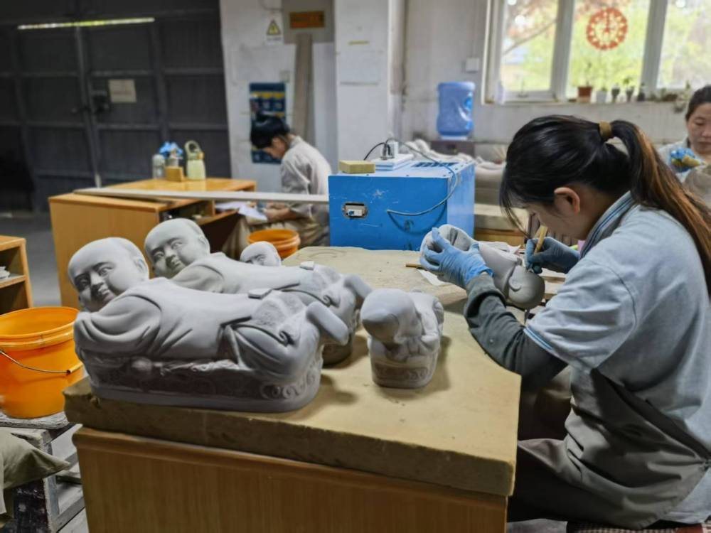工人正在制作定瓷。新华每日电讯记者 卢刚 摄