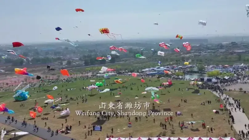 潍坊国际风筝会，吸引了众多游客到来，各种风筝造型让外国观察员目不暇接