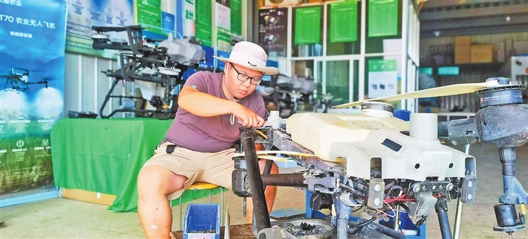 張浩泉在維修農業無人機。　　本報全媒體記者 蔡穎輝攝