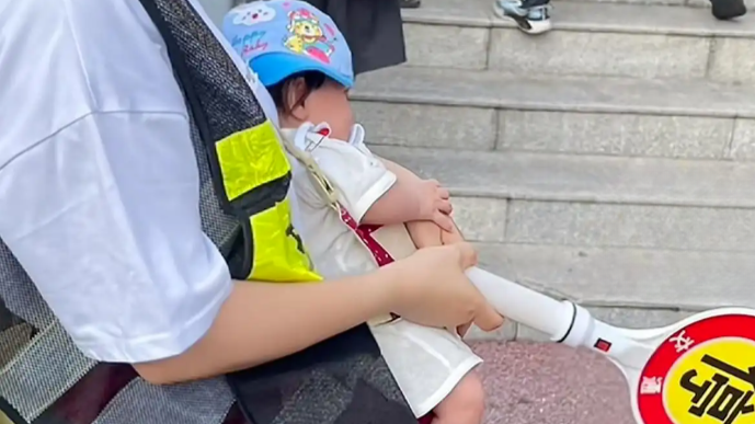 家长抱孩子值守护学岗，教育局：已责成学校整改