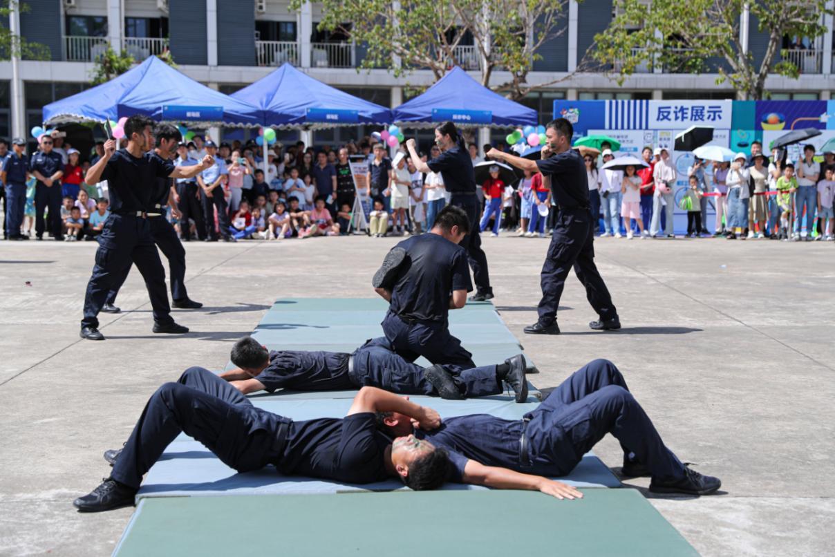 开放日现场擒敌拳表演开让日现场警犬表演