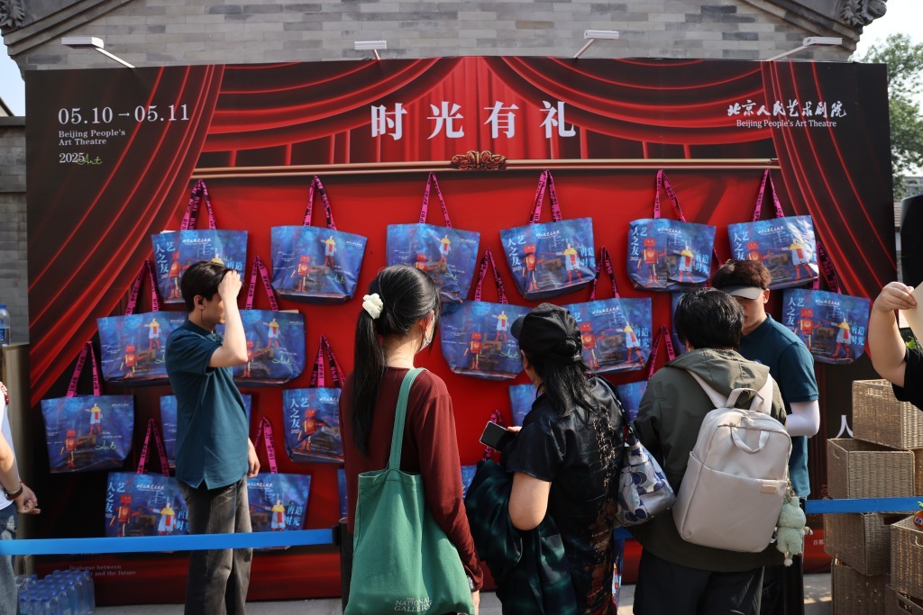 观众在“时光有礼”巨型福袋墙前选购