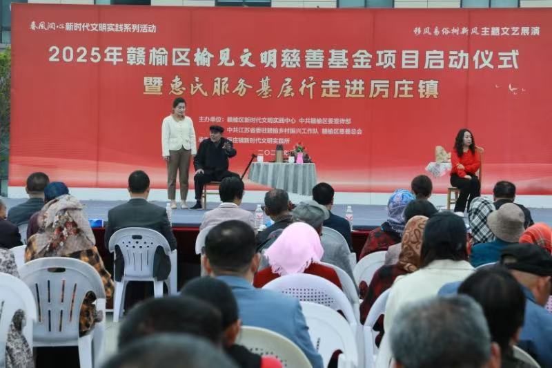 现场表演移风易俗主题小品《百善孝为先》 张代桂摄