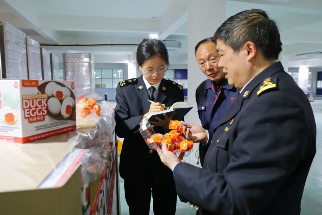 图为：扬州海关关员对出口咸鸭蛋实施现场查验。郭丹/摄