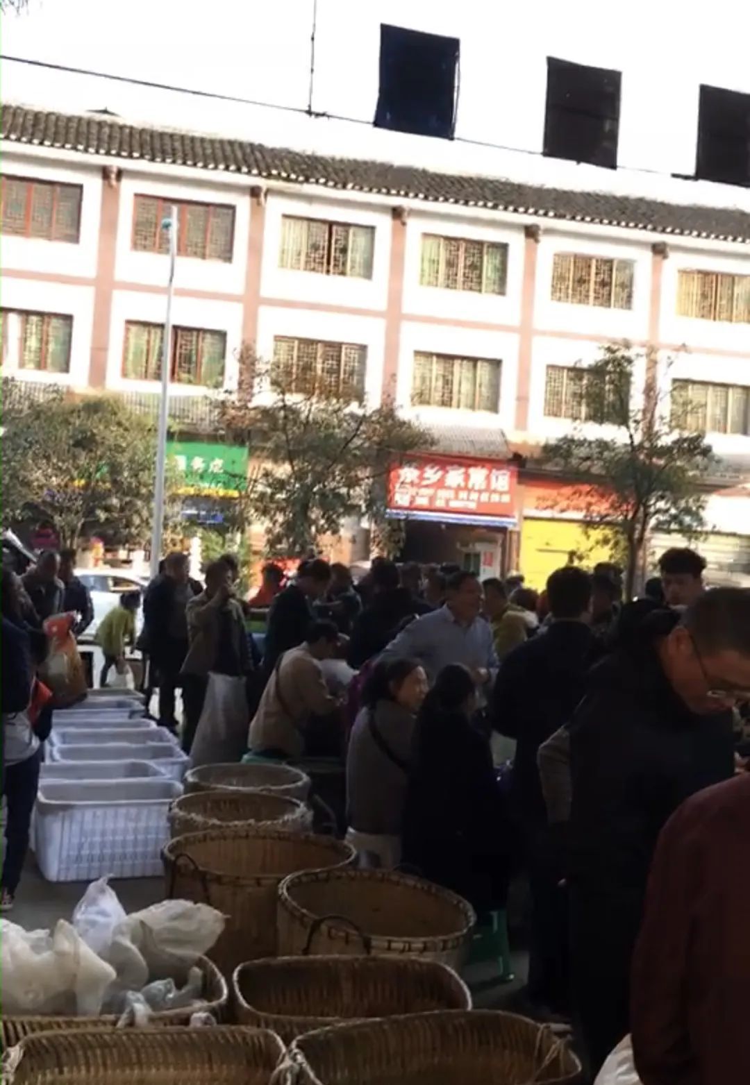 村民们在茶青市场等待开秤。