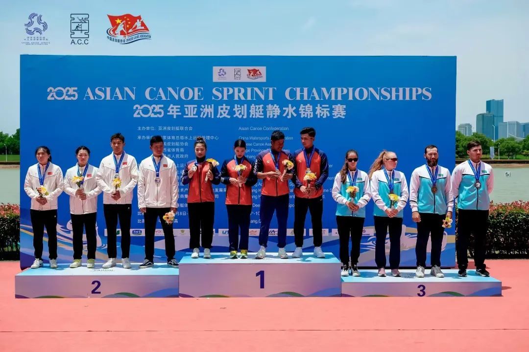 （左二为董洁）