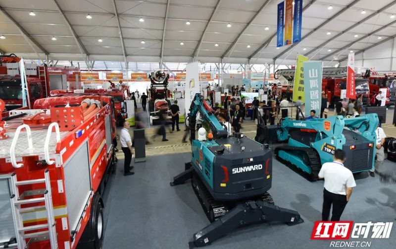 展会首日，“机甲”集结，人气鼎盛。