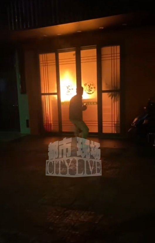 好样的!江西一茶馆半夜起火 90后小伙破门而入急救援