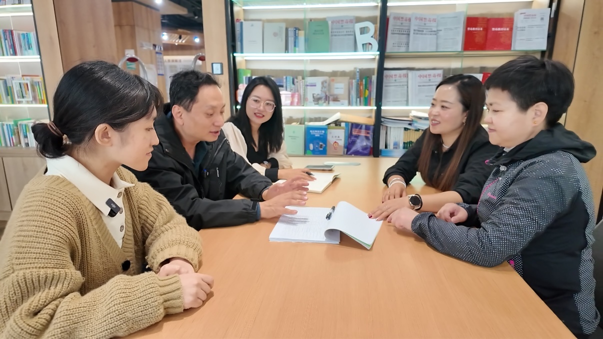 留学生参与社区“盟友探店团”节目策划