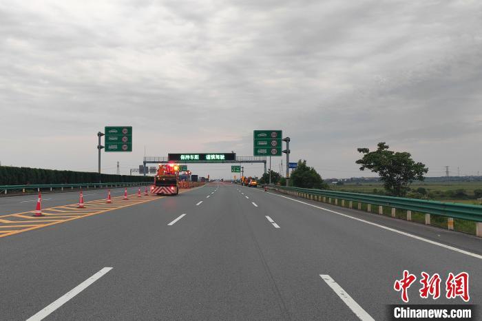 近日,一辆超限半挂车突发故障,“趴窝”在沪昆高速公路昌樟段药湖特大桥上。江西省交通投资集团南昌西管理中心 供图