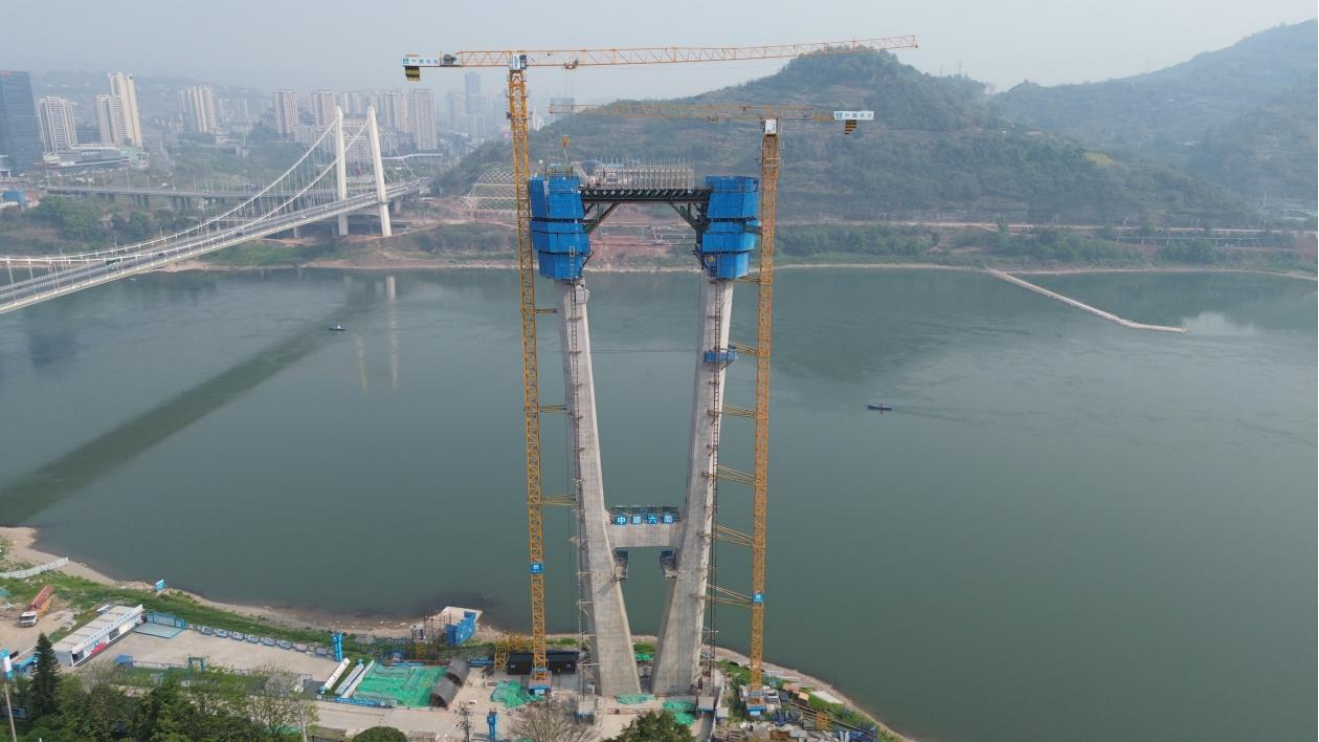 ▲市郊铁路跳磴至江津线圣泉寺至鼎山段跨江轨道专用桥南主塔。(市发展改革委供图)