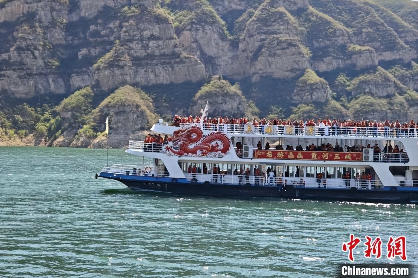 图为游客乘船观赏黄河三峡美景。李海珠 摄