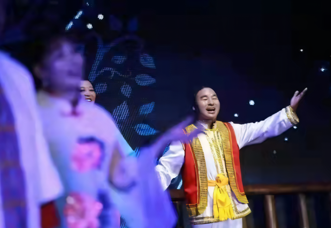 杨狗娃进行花儿表演　李自立　摄