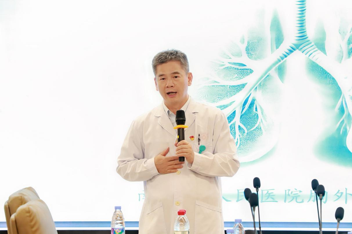 南山医院院务委员黄镇河与社区居民互动