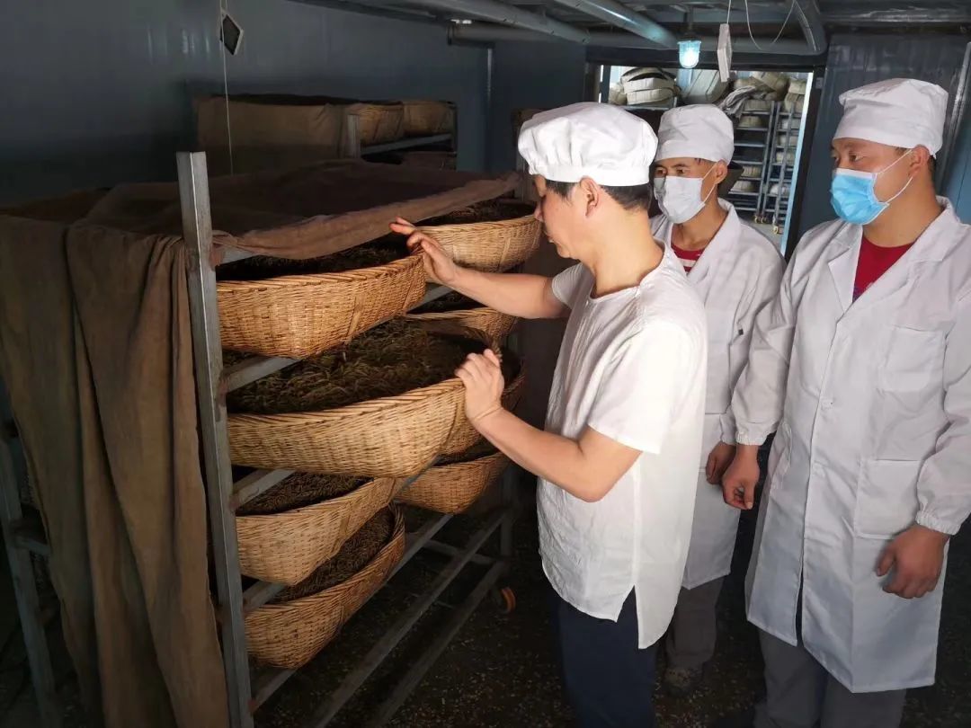 叶文盛在生产车间。图片来源:贵州茶香微信