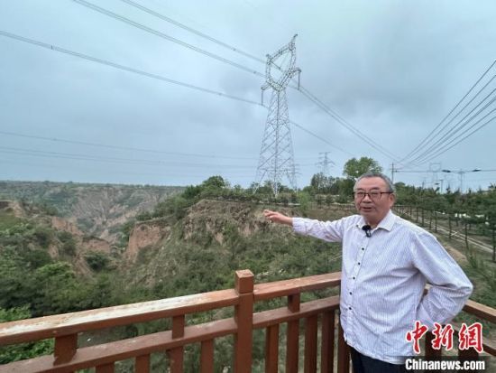 5月上旬,甘肃庆阳市,63岁的“土专家”郭锐介绍西峰区什社乡李岭村的“固土保塬”工程。闫姣 摄