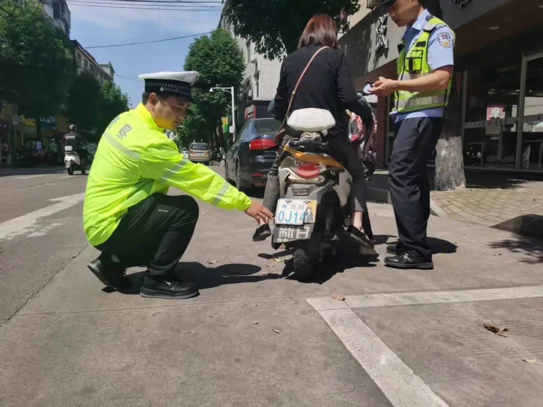 ▲东乡交警在国省道沿线、城区人车流集中的重点路口路段设置卡点，加密排查纠违。
