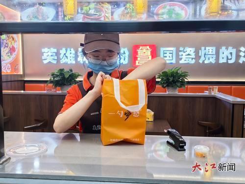 “一勺乡愁”的店员在打包。