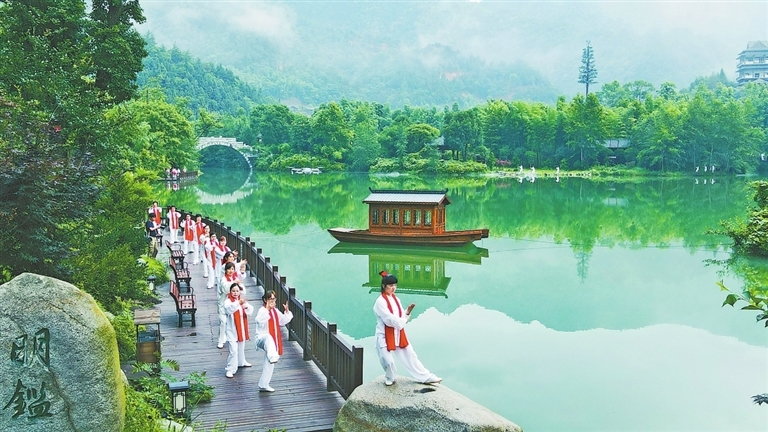 铜鼓县汤里森林温泉旅游度假区的太极拳表演。(铜鼓县委宣传部供图)