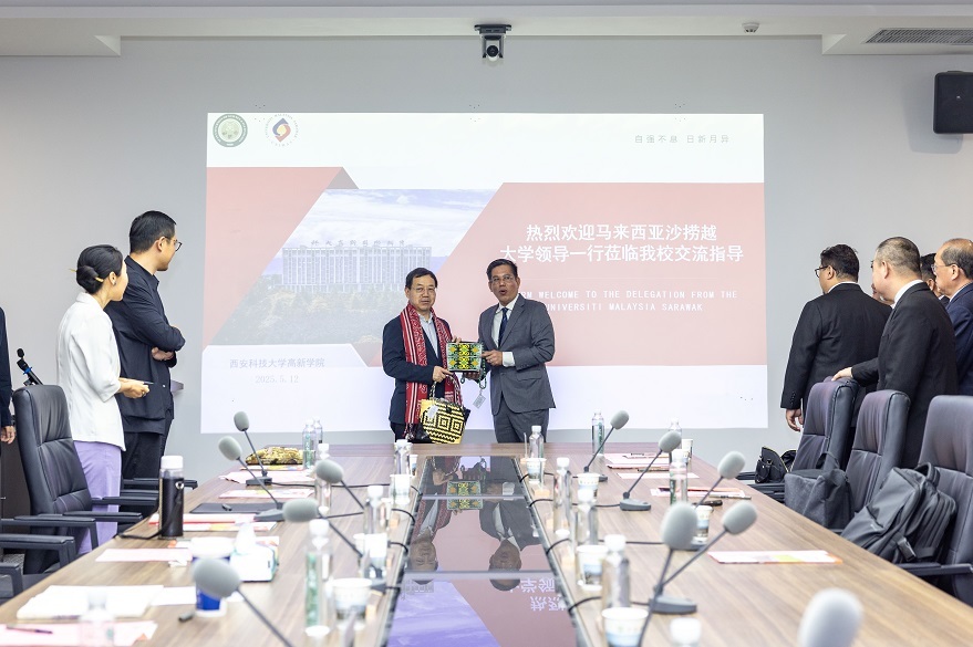 双方互换礼物