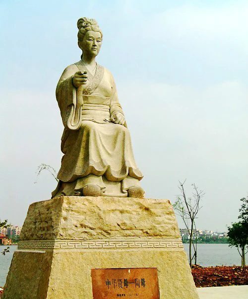陶母雕像