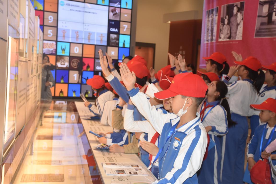 普法小使者正在民法博物馆参加现场培训