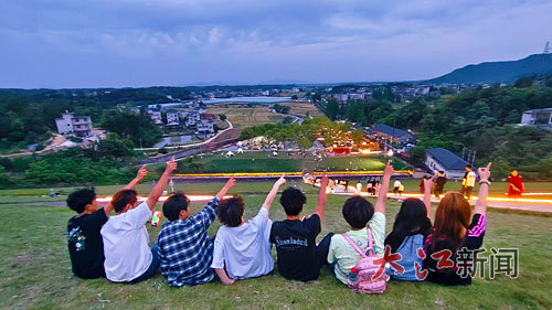 玉山县必姆镇王宅水库“KUKU”森林咖啡露营地备受年轻人喜爱。本报全媒体记者 余燕摄