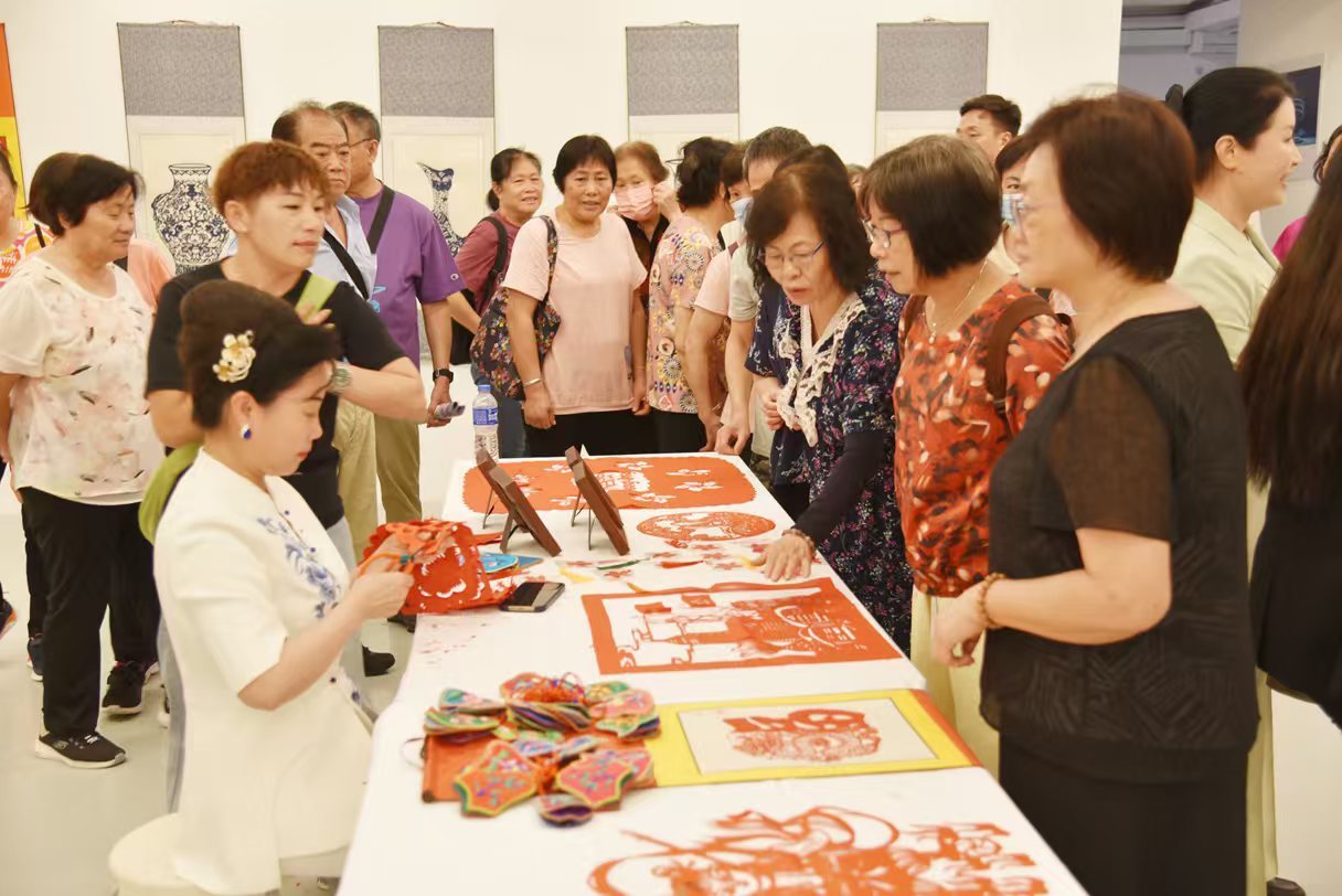 图：剪纸非遗传承人与香港市民现场互动