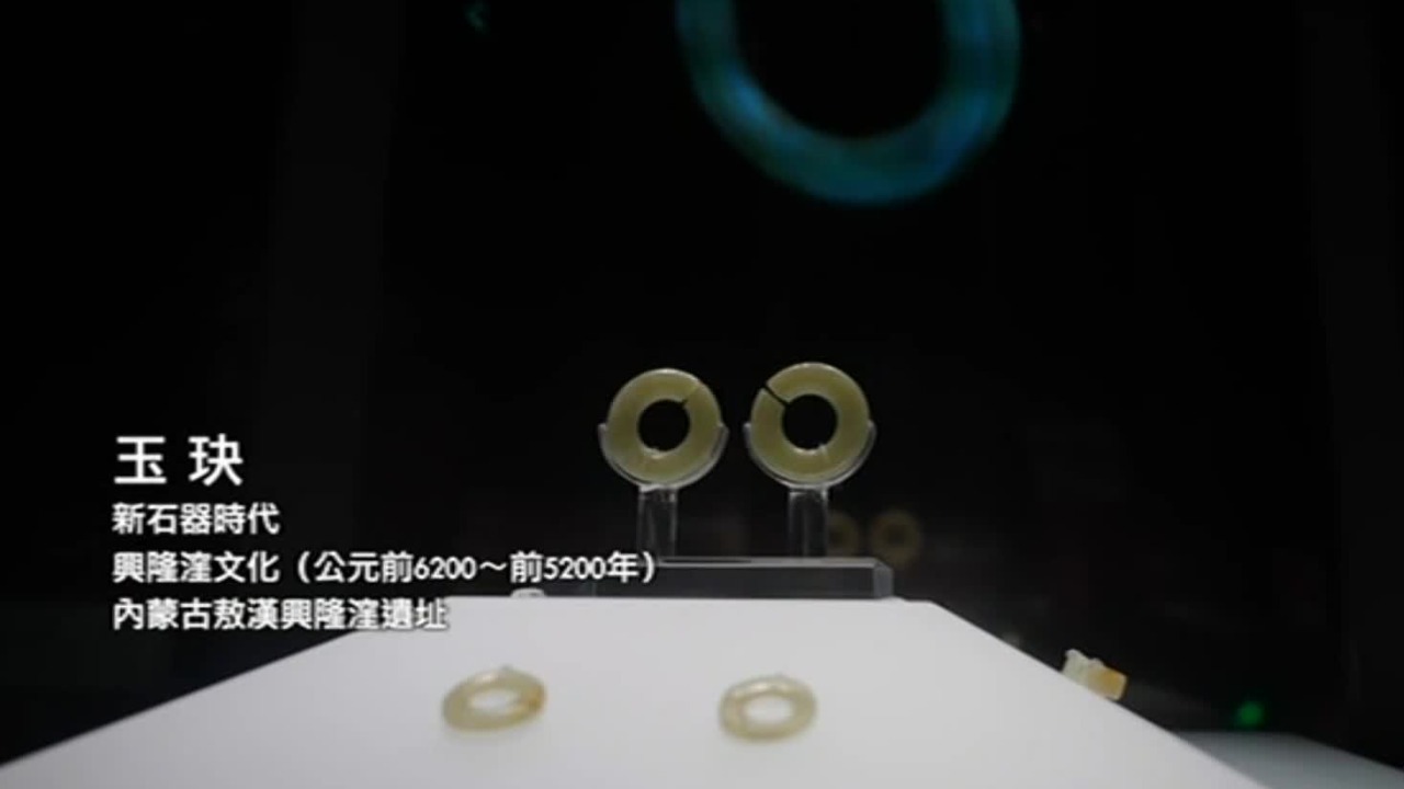 早在八千多年前，喜欢玉器的中华先民就将玉石“琢磨”成耳环了