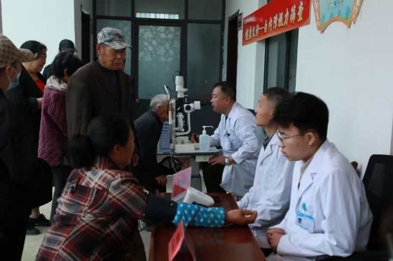 在厉庄镇赤涧二村开展健康义诊惠民服务活动 张代桂摄