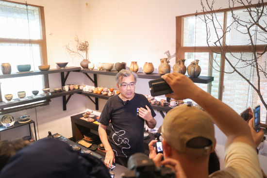 图为5月9日,台湾媒体人采访在景德镇创立工作室开展艺术创作的台湾“景漂”谷源滔(图中)。中新社记者 刘力鑫 摄