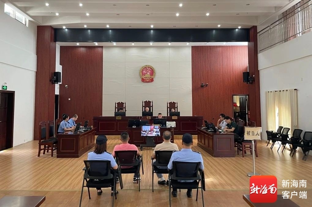 公开开庭审理现场。万宁法院供图