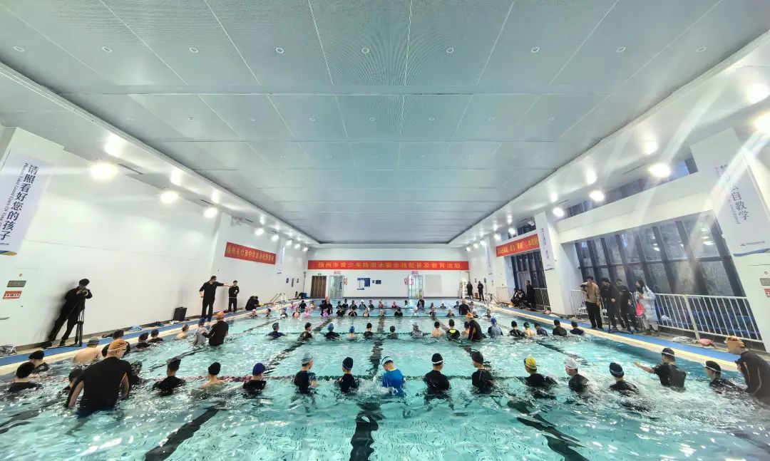 扬州市游泳健身中心开展青少年防溺水安全技能普及教育活动。