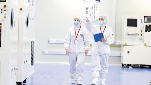 4月28日,河北圣昊光电科技有限公司生产车间内,工作人员在检查设备运行情况。圣昊光电供图
