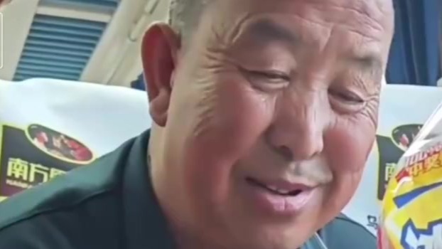 大爷火车分享葱油饼走红　网友：甘肃人的善良溢于言表