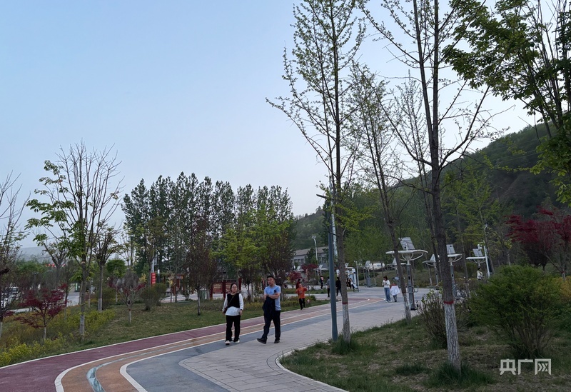 居民在灵台县南山公园散步（央广网发　灵台县融媒体中心　供图）