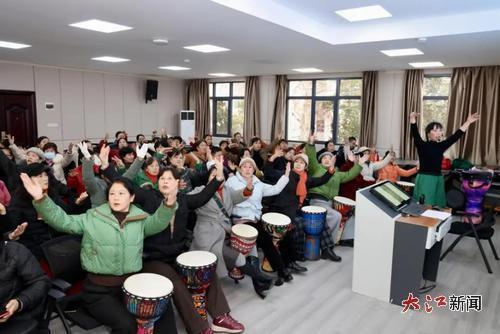 萍乡老年开放大学非洲鼓教学现场