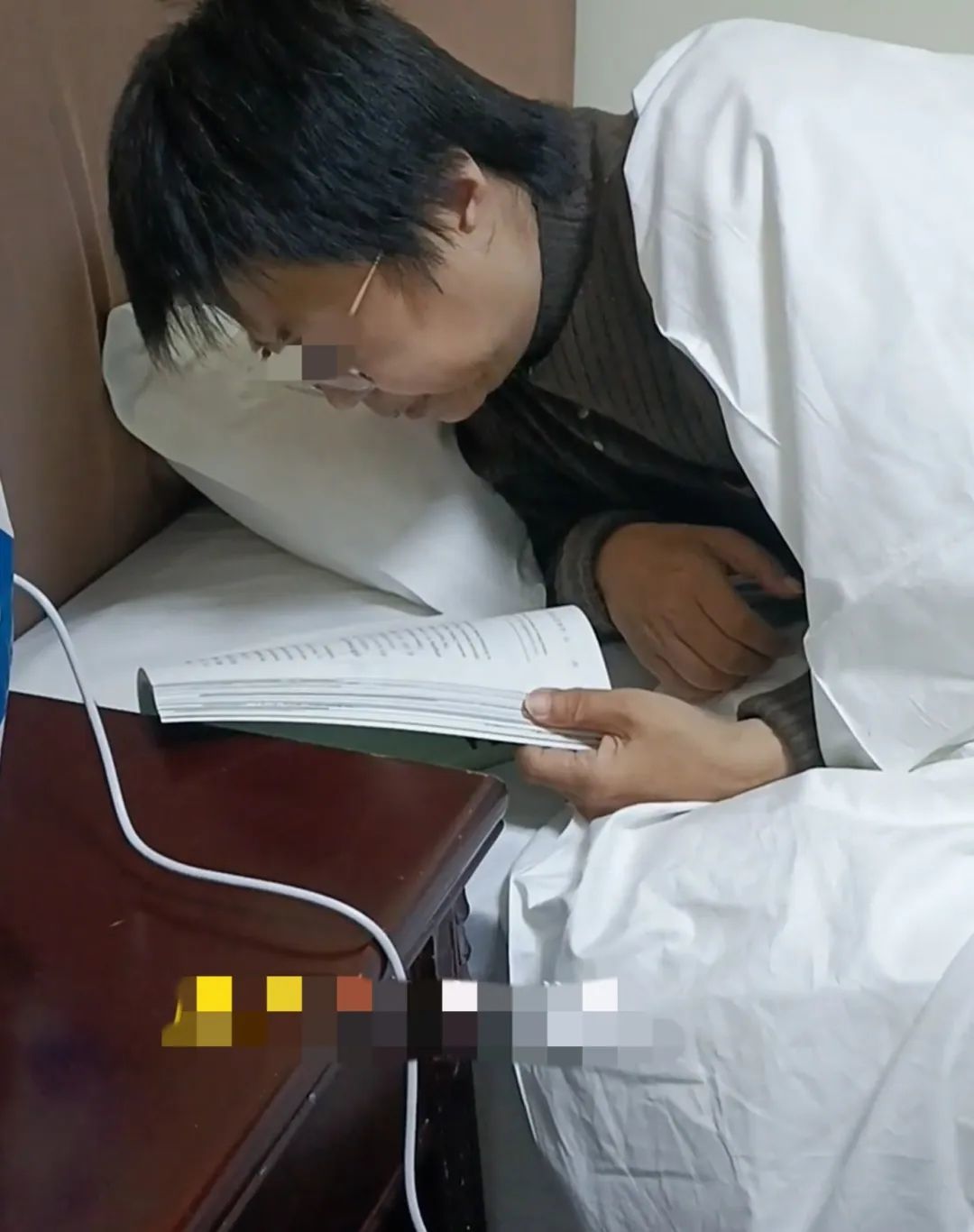 卜小花在看书(视频截图)