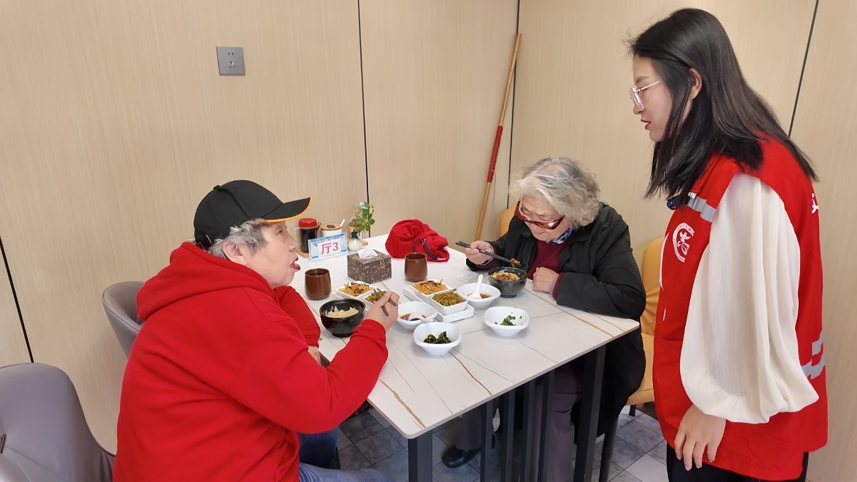 “甘享食光”就餐点老人们正在吃午饭